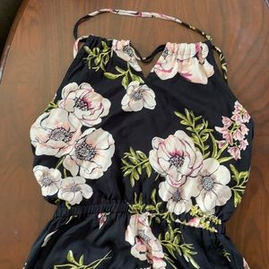 Black floral romper size M has pockets